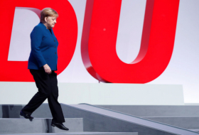     Vídeo:     Angela Merkel se cae durante un evento en Berlín