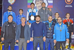   Luchadores azerbaiyanos júnior de estilo libre ganan cinco medallas en Daguestán  