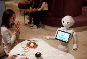 Así es el café atendido por robots que toman pedidos, charlan y recomiendan postres