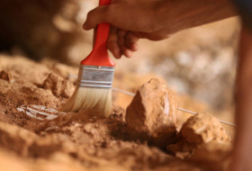Un arqueólogo descubre por casualidad una momia de hace 2.000 años mientras filma un documental en Egipto