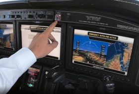Desarrollan un botón que permite a un pasajero aterrizar el avión
