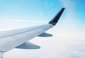 Un pasajero de un avión graba una fuga de combustible en pleno vuelo | Vídeo