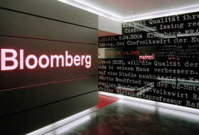 Multan a Bloomberg con 5,6 millones de dólares por publicar noticias falsas que derribaron las acciones de una compañía