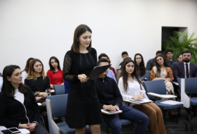   La noche de la poesía se celebró en la sede de Bakú de la Universidad de Sechenov  