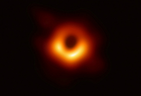 La velocidad de un agujero negro prácticamente desafía las leyes de la física