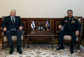   Ministro de Defensa azerbaiyano se reúne con Andrzej Kasprzyk  