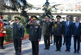   Ministro de Defensa azerbaiyano visita la Plaza de los Héroes en Tiflis  