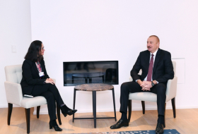  Presidente Ilham Aliyev se reúne con Veronica Scotti en Davos  