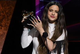 Rosalía lleva el catalán a los Grammy al recoger su premio