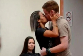Su pareja le pega cinco tiros pero ella lo perdona besándole en pleno juicio