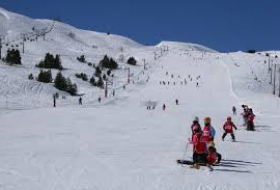 Cinco turistas británicos contraen coronavirus en una estación de esquí en Francia