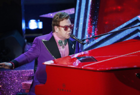     VIDEO:     Elton John interrumpe su concierto entre lágrimas y anuncia que tiene neumonía