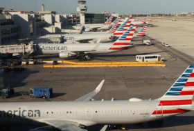 Una pasajera de American Airlines quiere presentar cargos contra el hombre que golpeaba su asiento durante un vuelo