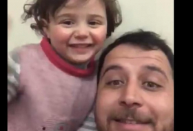   En vídeo: Un padre sirio enseña a su hija a reírse cada vez que cae una bomba  