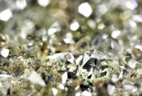 Científicos convierten petróleo en diamantes