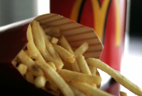Come papas fritas en un McDonalds y termina en cirugía para extraerle trozos de vidrio del estómago