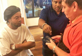  Detienen a Ronaldinho en Paraguay por viajar con pasaporte falso