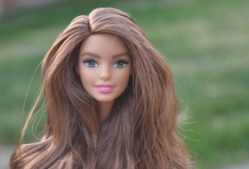 Mattel lanza una Barbie sin brazos para honrar a una joven nadadora paralímpica