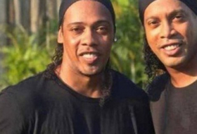 Doble de Ronaldinho se jacta del aumento de sus ganancias tras la detención del exfutbolista