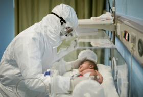 Médicos chinos sospechan que tres recién nacidos pudieron haber contraído el covid-19 en el útero