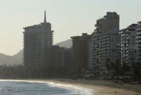 Un raro fenómeno natural hace brillar las playas de Acapulco