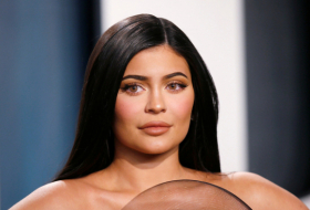 Forbes le arrebata a Kylie Jenner el título de multimillonaria y la acusa de propagar una 