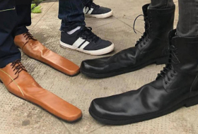 Un zapatero crea calzado de la talla 75 para fomentar el distanciamiento social