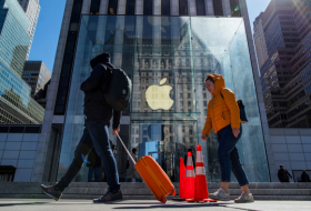Un usuario de iPhone demanda a Apple un billón de dólares después de que un empleado lo llamara 