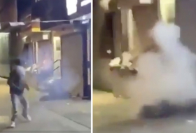 Un hombre lanza fuegos artificiales a una persona sin hogar que dormía en una calle de Nueva York (VIDEO)