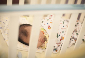 Varios hospitales españoles analizan si se transmite COVID-19 de madre a hijo