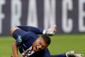 Mbappé sale con muletas en la final de la Copa de Francia y causa preocupación en el PSG