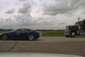 El conductor de un vehículo Tesla con piloto automático se queda dormido a 140 km/h