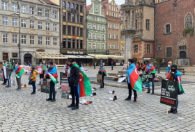 Los azerbaiyanos en Polonia protestan contra el terrorismo en Ganyá