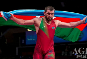El campeón olímpico Sharif Sharifov: 