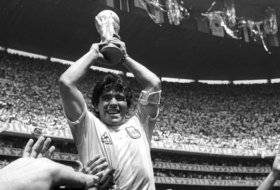     EN VIVO  : Hinchas de Maradona se reúnen en el Obelisco de Buenos Aires  