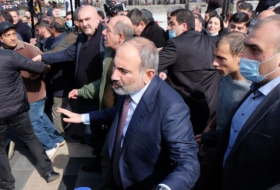  Oficiales de la Policía de Armenia se unen a la petición de renuncia del primer ministro y del Gobierno del país    