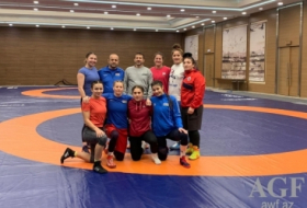 El campo de entrenamiento de las luchadoras azerbaiyanas comenzó en Kiev
