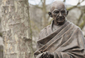  ¿Por qué profanaron el monumento a Mahatma Gandhi en Ereván? 