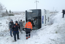 Un muerto y 26 heridos al volcar un autobús turístico en Turquía