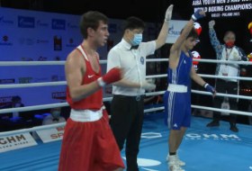 Un boxeador azerbaiyano derrota a un rival armenio en el Campeonato Mundial Juvenil de la AIBA 2021
