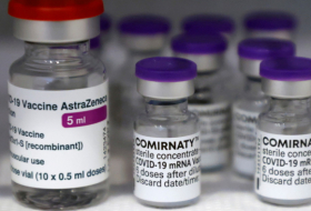 Mezclar la vacuna de AstraZeneca con la de Pfizer intensifica los efectos secundarios