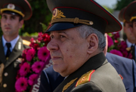   El ministro de Defensa armenio realiza una visita relámpago a Moscú  