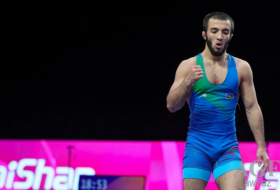 Luchador azerbaiyano derrota al atleta armenio