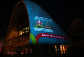 En la fachada del edificio del Centro Heydar Aliyev se proyectan imágenes relacionadas con la Eurocopa 2020
