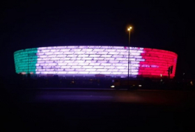 El Estadio Olímpico de Bakú se ilumnia con los colores de la bandera de Italia