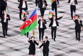 El equipo de Azerbaiyán marcha en el desfile de apertura de los Juegos Olímpicos de Tokio