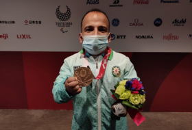 Levantador de pesas azerbaiyano gana la primera medalla de Azerbaiyán en los Juegos Paralímpicos de Tokio 2020