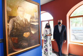   Ilham Aliyev y Mehriban Aliyeva se familiarizan con las exposiciones en Shusha -   FOTOS     