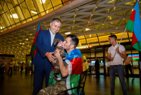   Otros 11 veteranos de guerra azerbaiyanos regresan a casa después de recibir tratamiento en Turquía  