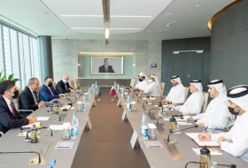 El ministro de Economía insta a las empresas qataríes a invertir en nuestros territorios liberados